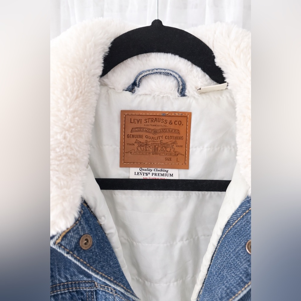 Levi’s Premium Denim Trucker Jacket Faux Fur Collar Quilted Lining Size L NWOT - Picture 2 of 5